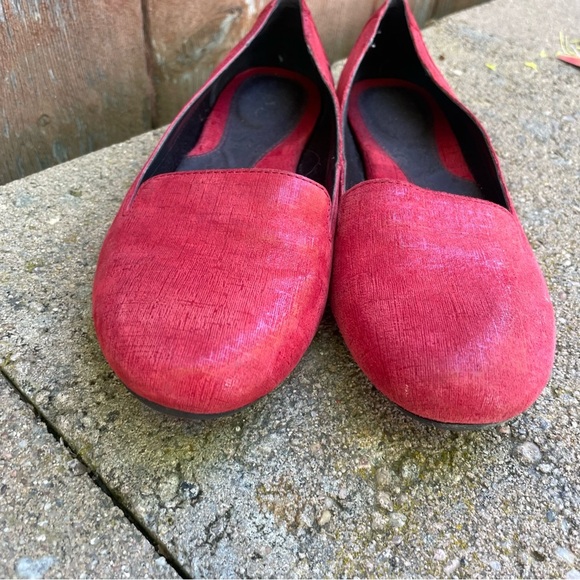 BORN BOC Women's Red Shimmer Loafer Slip On Shoe Size 7 - Picture 3 of 11